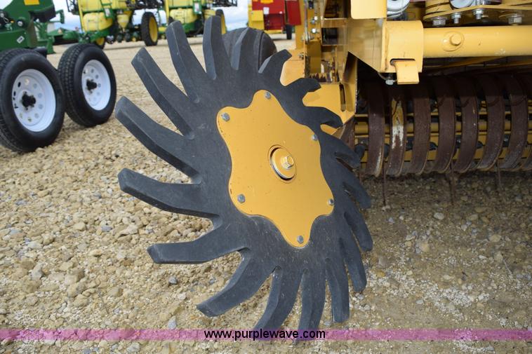 image for item H5072 2011 Vermeer 664 round baler