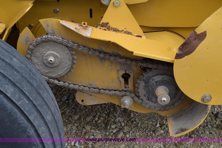 image for item H5072 2011 Vermeer 664 round baler