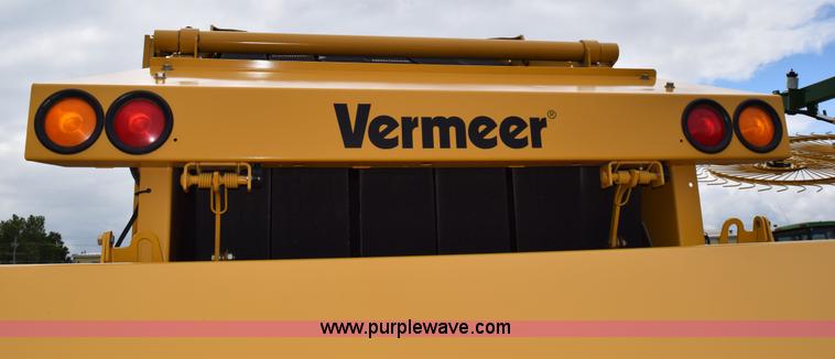 image for item H5072 2011 Vermeer 664 round baler