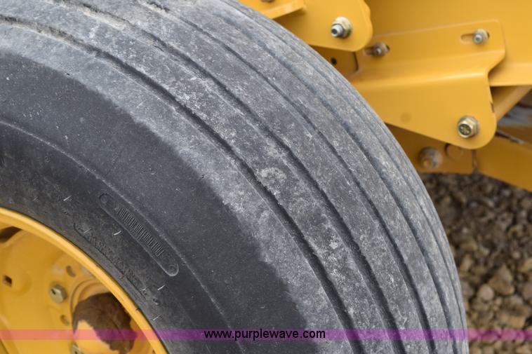 image for item H5072 2011 Vermeer 664 round baler