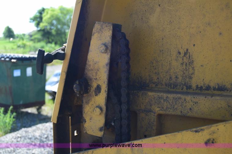 image for item J6597 1989 Vermeer 504I round baler