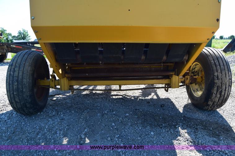 image for item J6597 1989 Vermeer 504I round baler