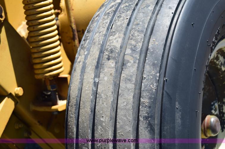 image for item J6597 1989 Vermeer 504I round baler