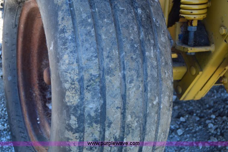 image for item J6597 1989 Vermeer 504I round baler