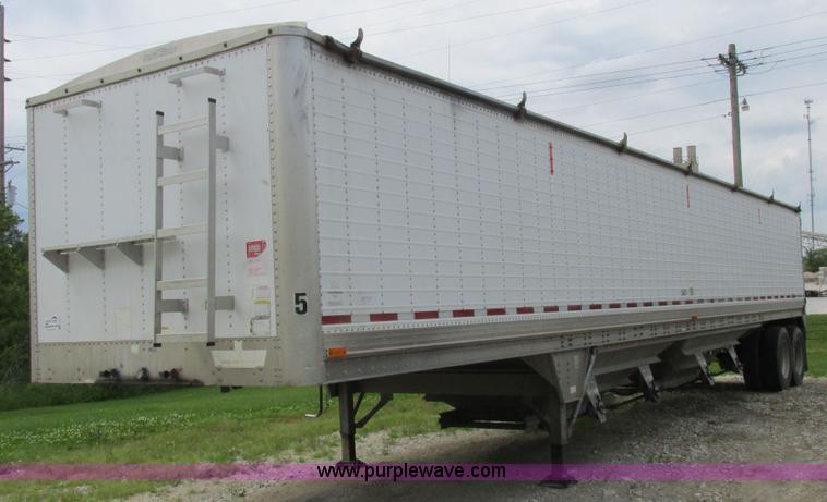 image for item K2149 1995 Wilson DWCH-100 double hopper bottom grain trailer