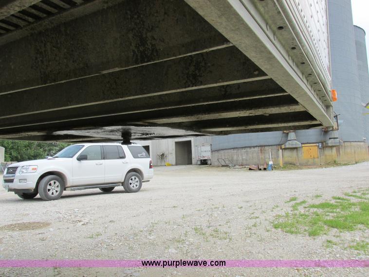 image for item K2149 1995 Wilson DWCH-100 double hopper bottom grain trailer