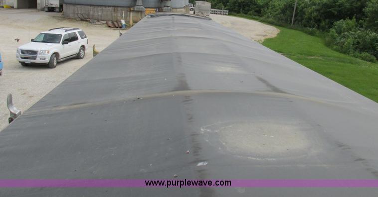 image for item K2149 1995 Wilson DWCH-100 double hopper bottom grain trailer