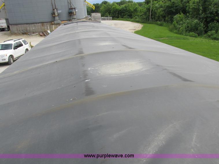 image for item K2149 1995 Wilson DWCH-100 double hopper bottom grain trailer