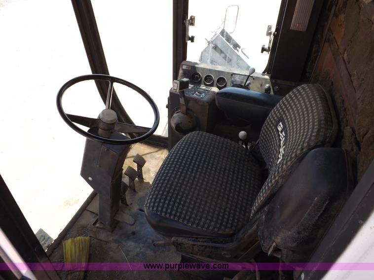 image for item K3977 1977 Gleaner M2 combine