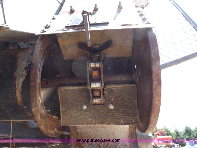 image for item K3977 1977 Gleaner M2 combine