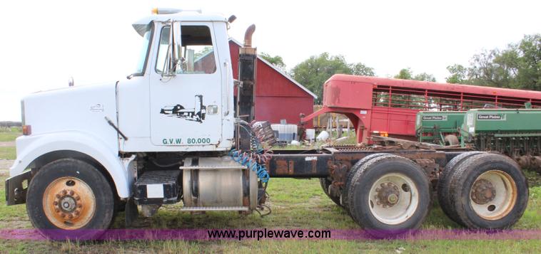 image for item K6991 1987 White WCM semi truck