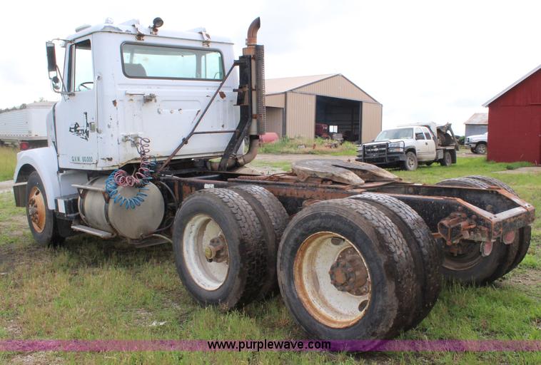 image for item K6991 1987 White WCM semi truck