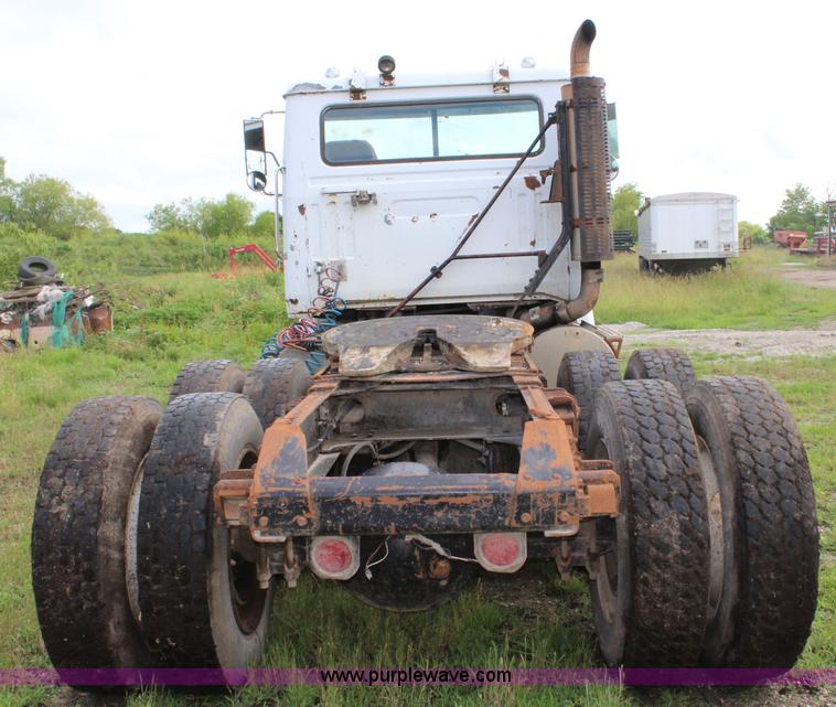 image for item K6991 1987 White WCM semi truck