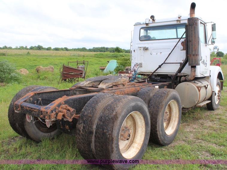 image for item K6991 1987 White WCM semi truck