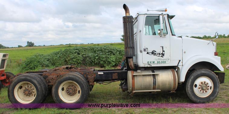 image for item K6991 1987 White WCM semi truck