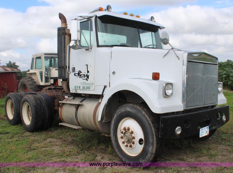 image for item K6991 1987 White WCM semi truck