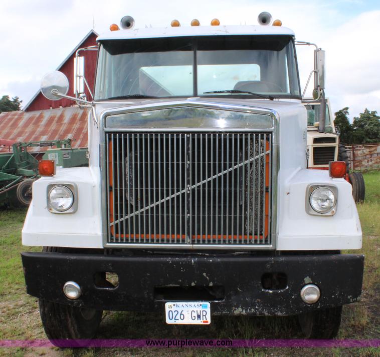 image for item K6991 1987 White WCM semi truck