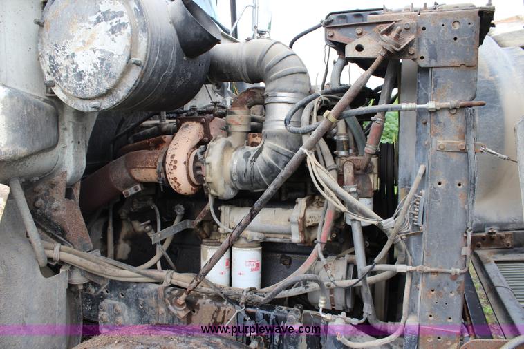 image for item K6991 1987 White WCM semi truck