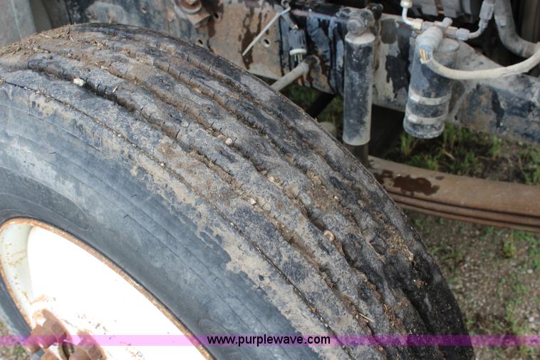 image for item K6991 1987 White WCM semi truck