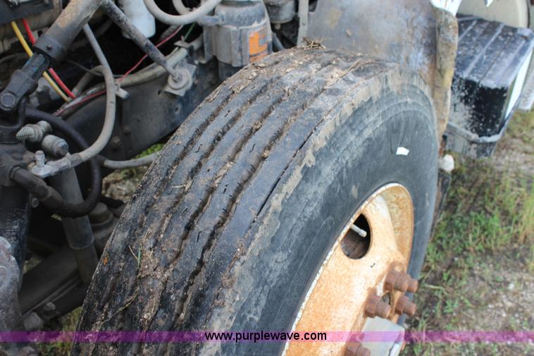 image for item K6991 1987 White WCM semi truck