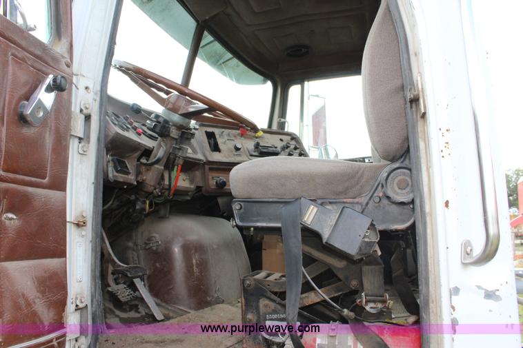 image for item K6991 1987 White WCM semi truck