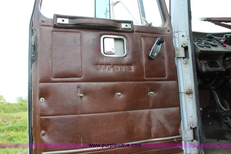 image for item K6991 1987 White WCM semi truck