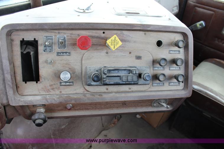 image for item K6991 1987 White WCM semi truck