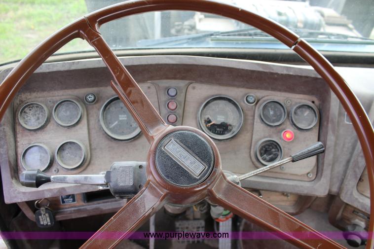 image for item K6991 1987 White WCM semi truck