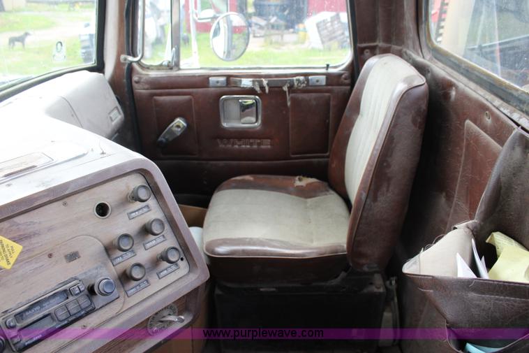 image for item K6991 1987 White WCM semi truck