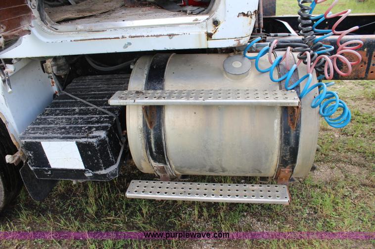 image for item K6991 1987 White WCM semi truck