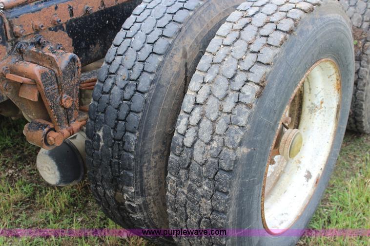 image for item K6991 1987 White WCM semi truck