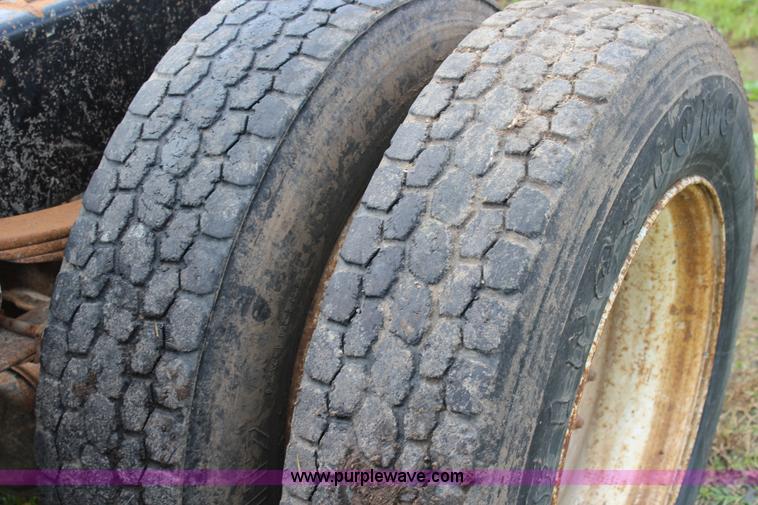 image for item K6991 1987 White WCM semi truck