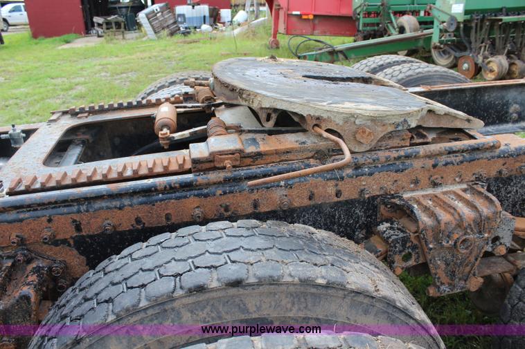 image for item K6991 1987 White WCM semi truck