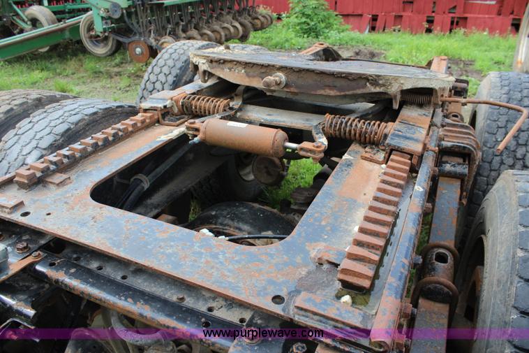 image for item K6991 1987 White WCM semi truck