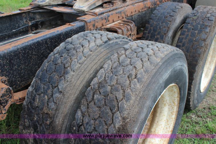 image for item K6991 1987 White WCM semi truck