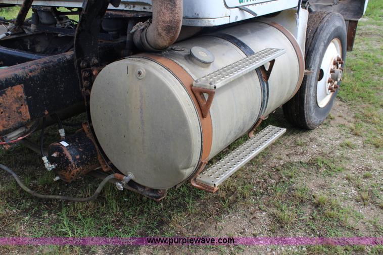 image for item K6991 1987 White WCM semi truck