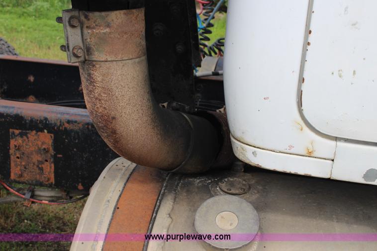 image for item K6991 1987 White WCM semi truck