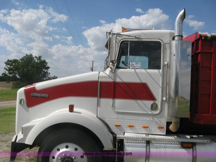 image for item K8614 1988 Kenworth T600 grain truck
