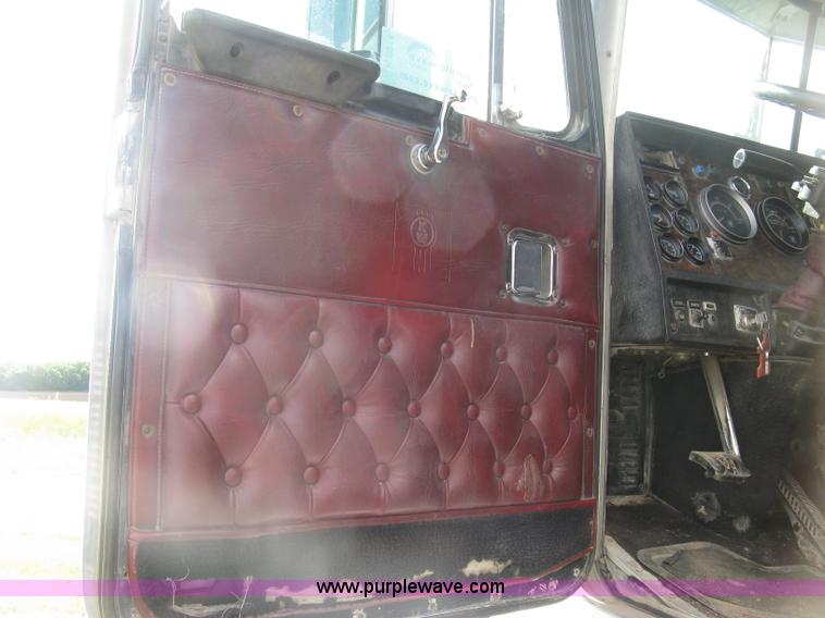 image for item K8614 1988 Kenworth T600 grain truck