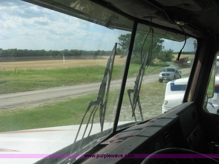 image for item K8614 1988 Kenworth T600 grain truck