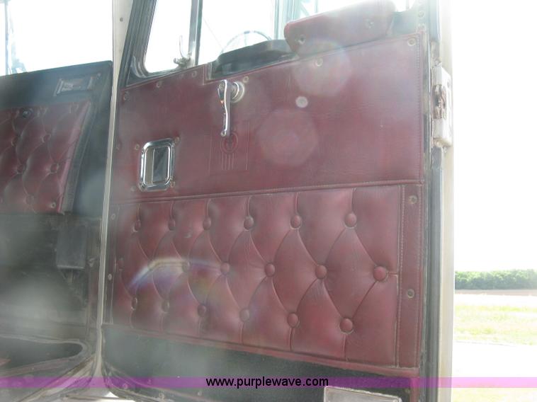 image for item K8614 1988 Kenworth T600 grain truck