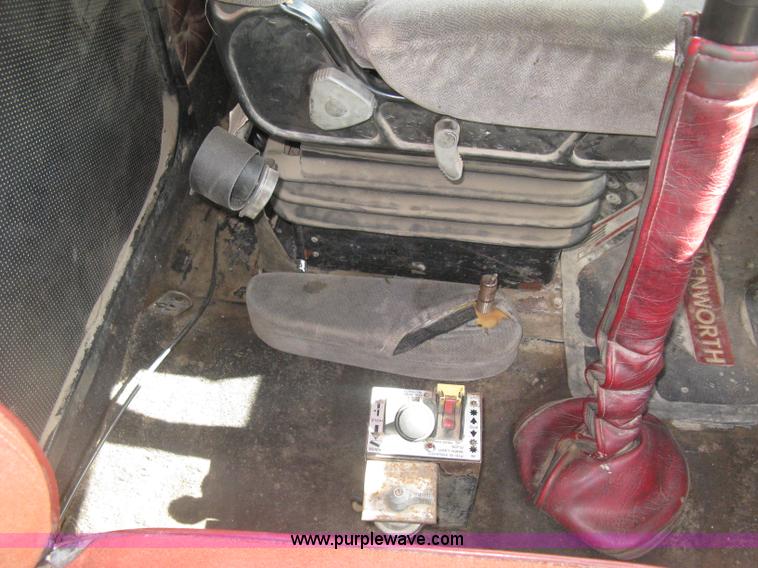 image for item K8614 1988 Kenworth T600 grain truck