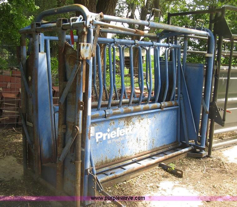 image for item K8618 Priefert squeeze chute