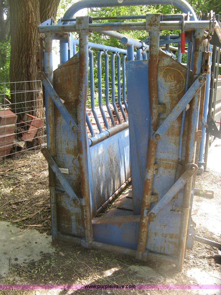 image for item K8618 Priefert squeeze chute