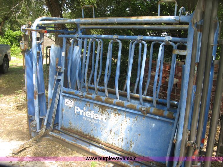 image for item K8618 Priefert squeeze chute