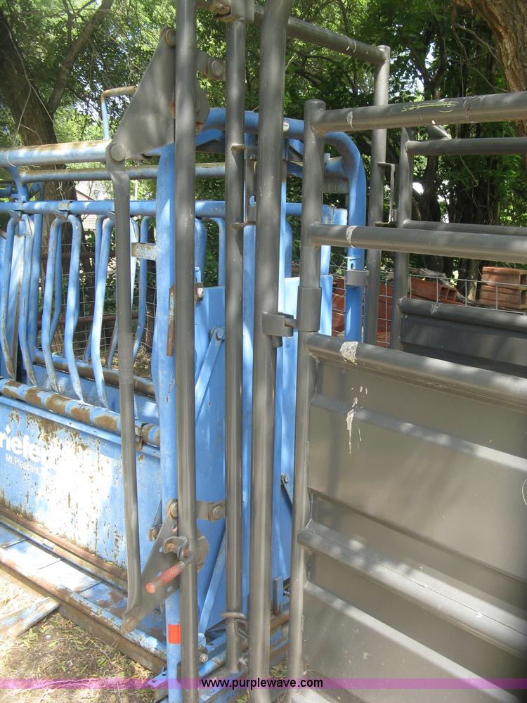 image for item K8618 Priefert squeeze chute