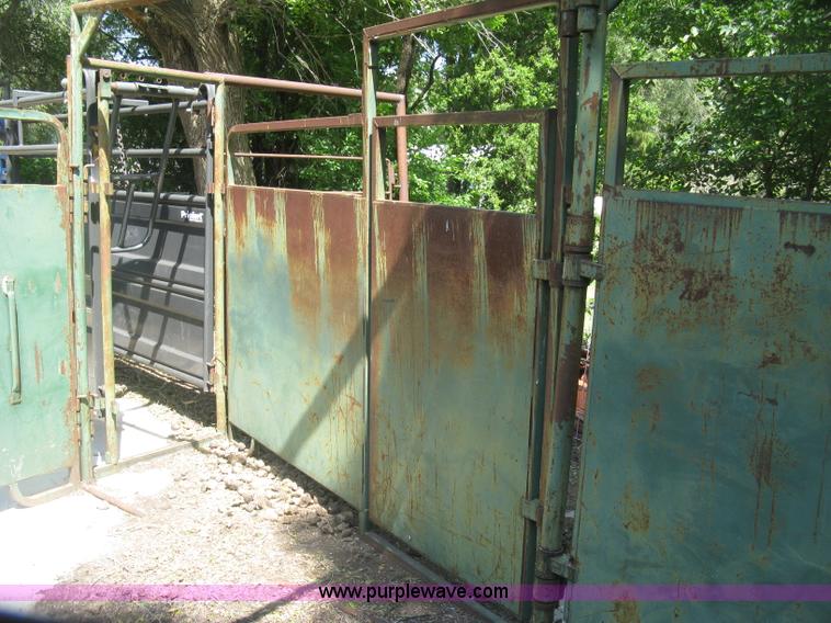 image for item K8618 Priefert squeeze chute