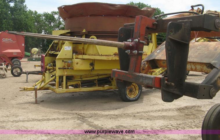 image for item K8623 Minneapolis Moline Super M670 tractor