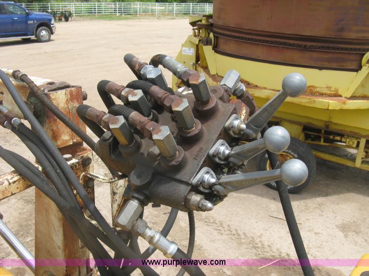 image for item K8623 Minneapolis Moline Super M670 tractor