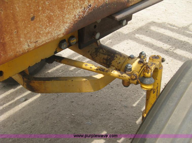 image for item K8623 Minneapolis Moline Super M670 tractor